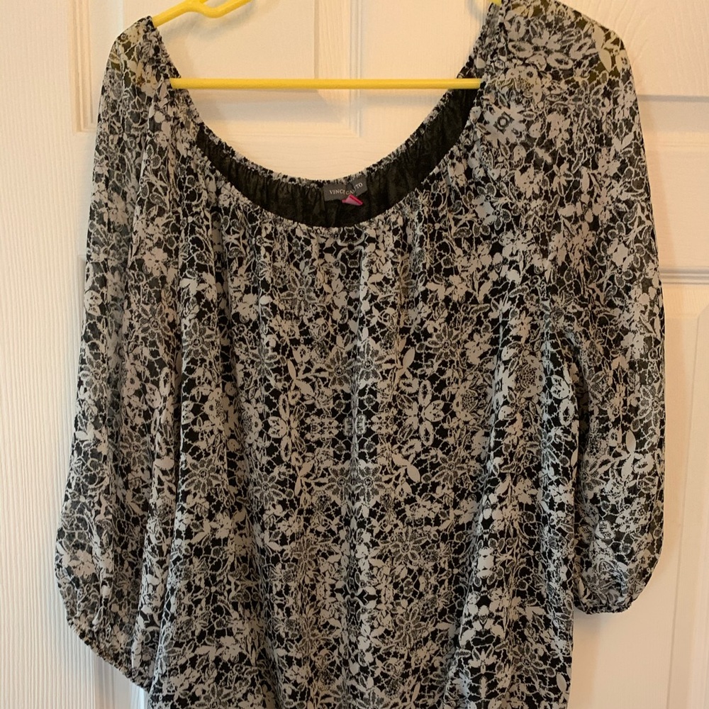 🎉💕Three for $23💕🎉Vince Camuto blouse